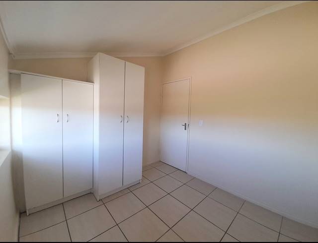 6 BEDROOM APARTMENT FOR SALE IN UITZICHT